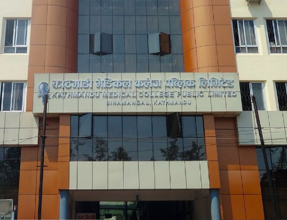 बीमाबाट पनि राहत नपाएका बिरामी: काठमाडौँ मेडिकल कलेजमा सास्ती र दुखको कथा